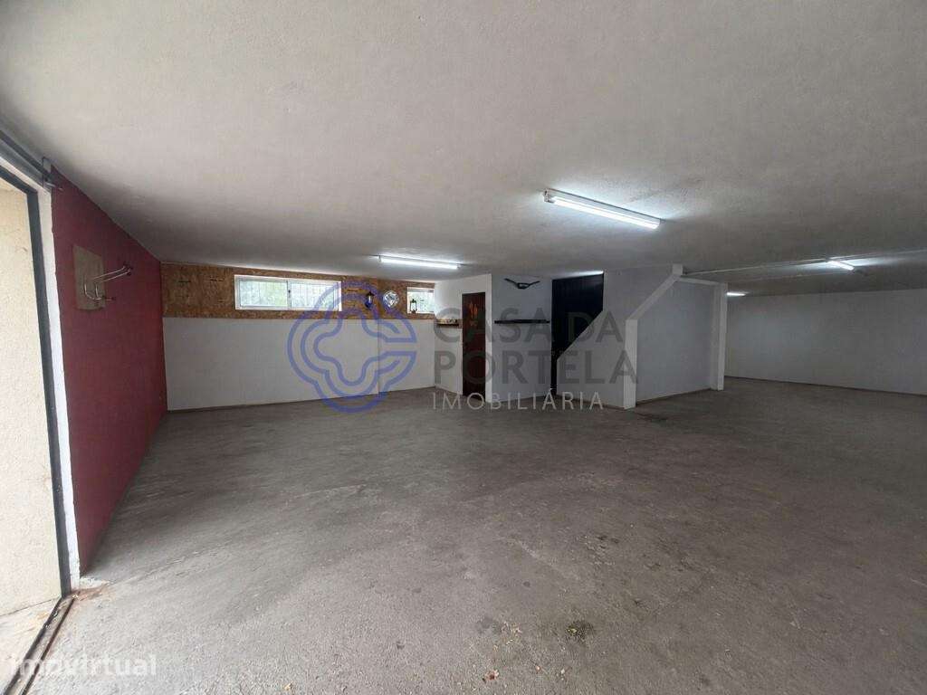 Garagem Box com 190 m2 | Atualmente utilizada como espaço de arrumação - Grande imagem: 5/15