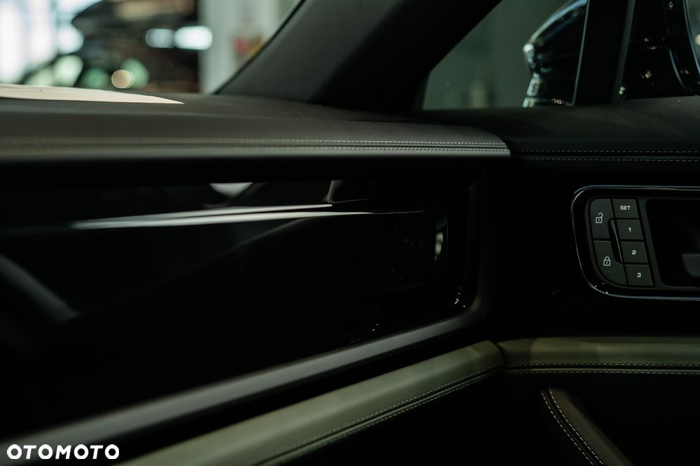 Porsche Panamera 4 - 30