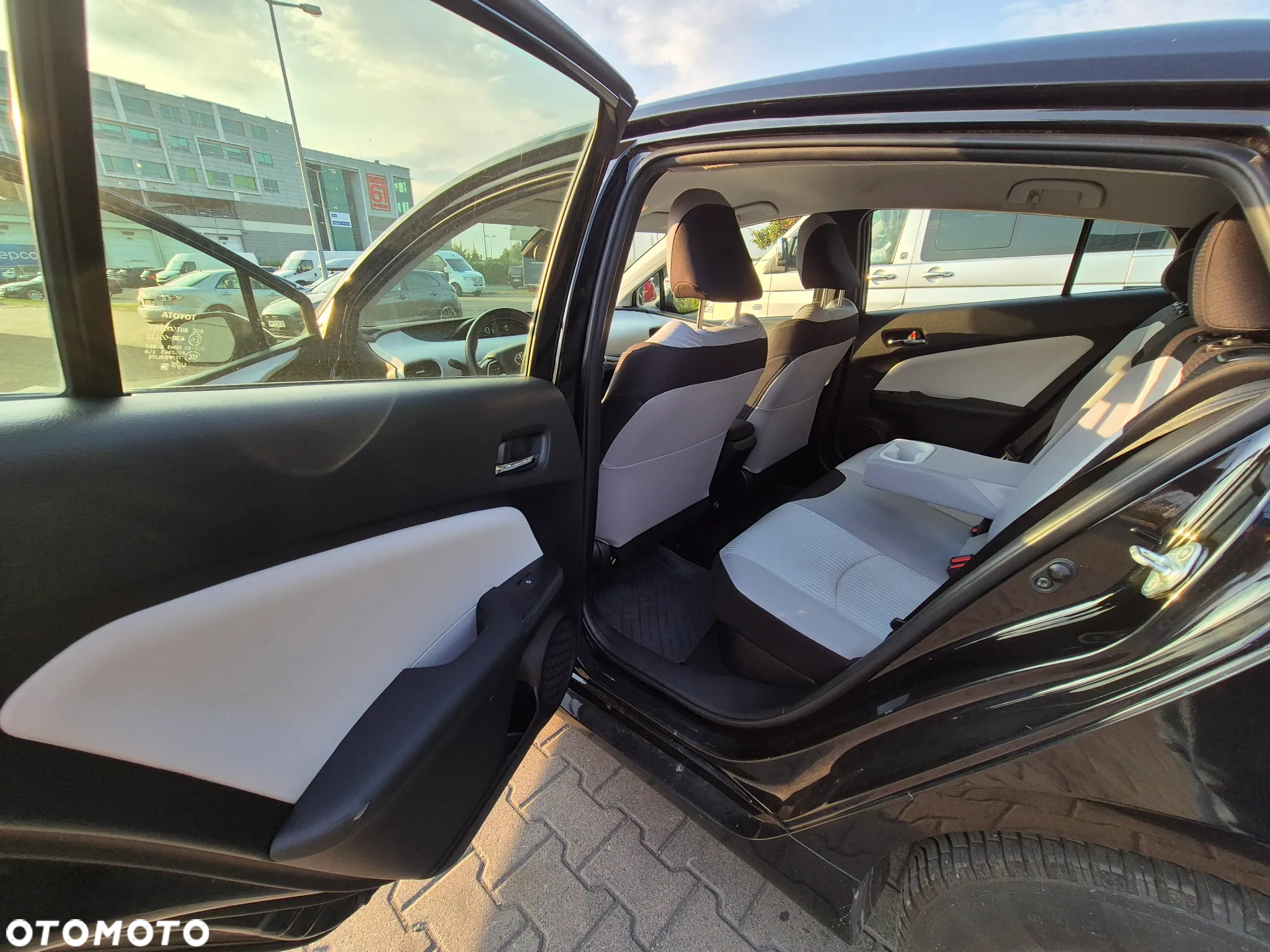 Toyota Prius (Hybrid) - 17