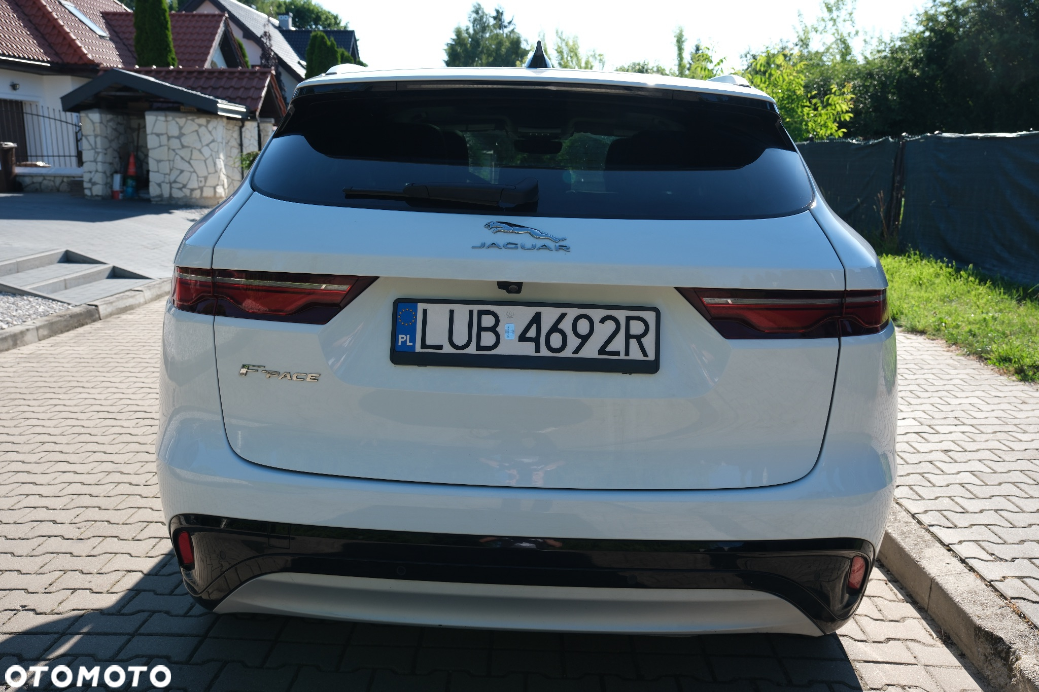 Jaguar F-Pace P250 AWD R-Dynamic SE - 12