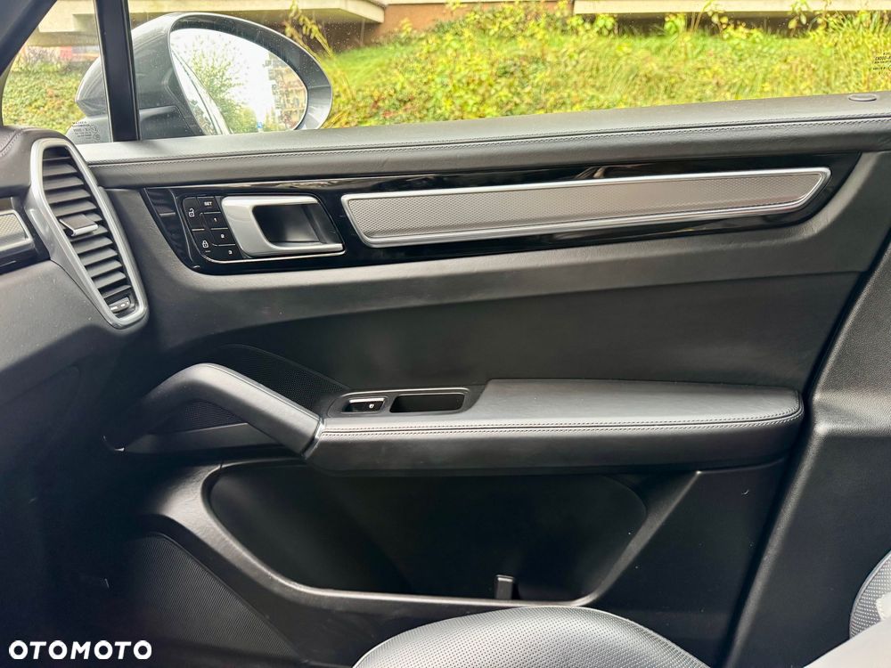 Porsche Cayenne Coupe E-Hybrid - 8