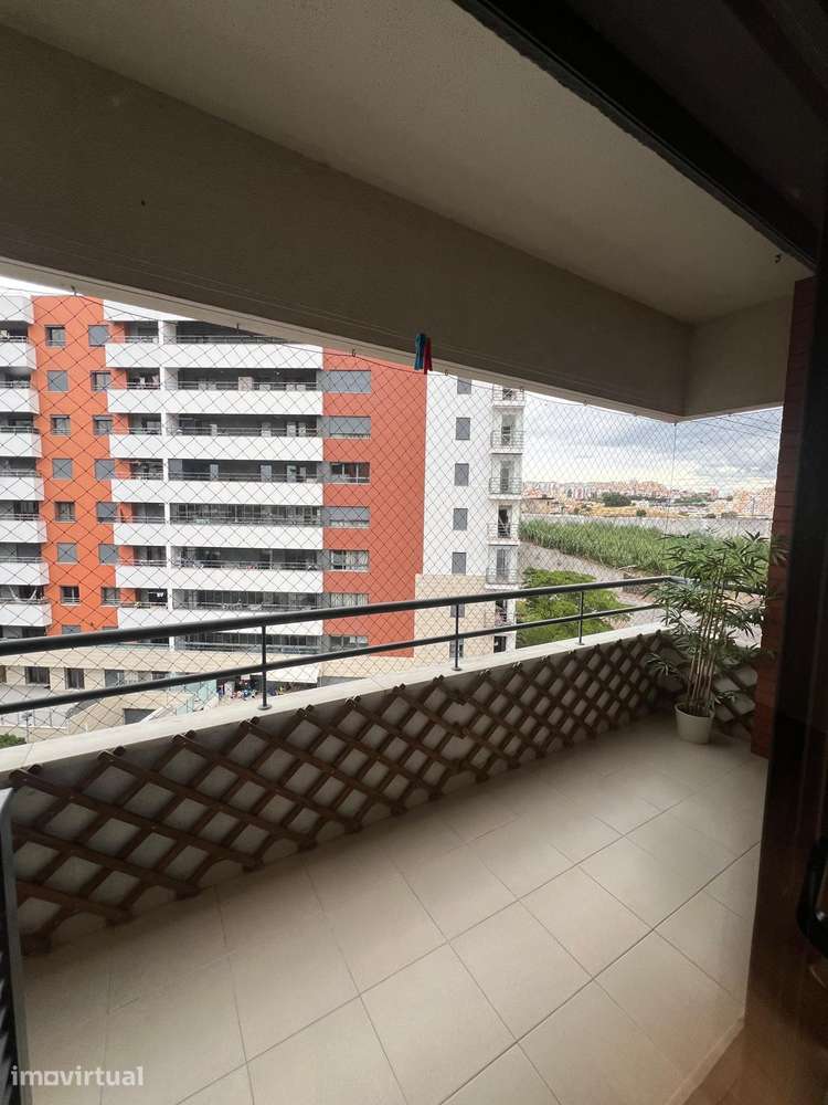 Apartamento T2 com varanda e 
parqueamento em Colinas do Cruzeiro - Grande imagem: 2/9