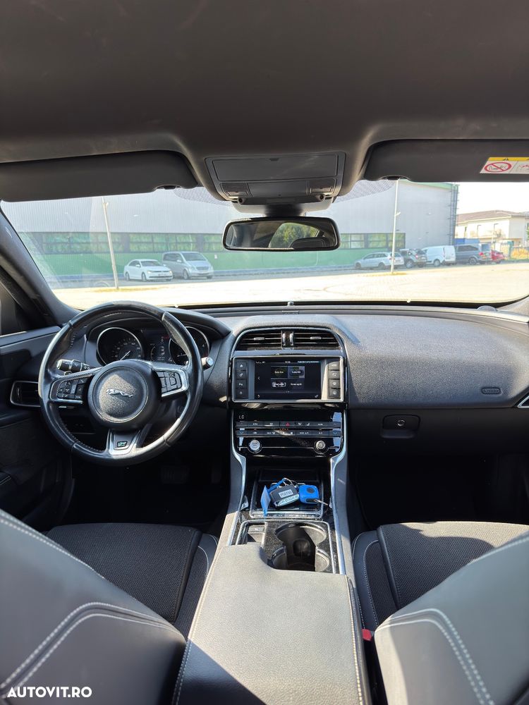 Jaguar XE 2.0 AWD R-Sport - 5