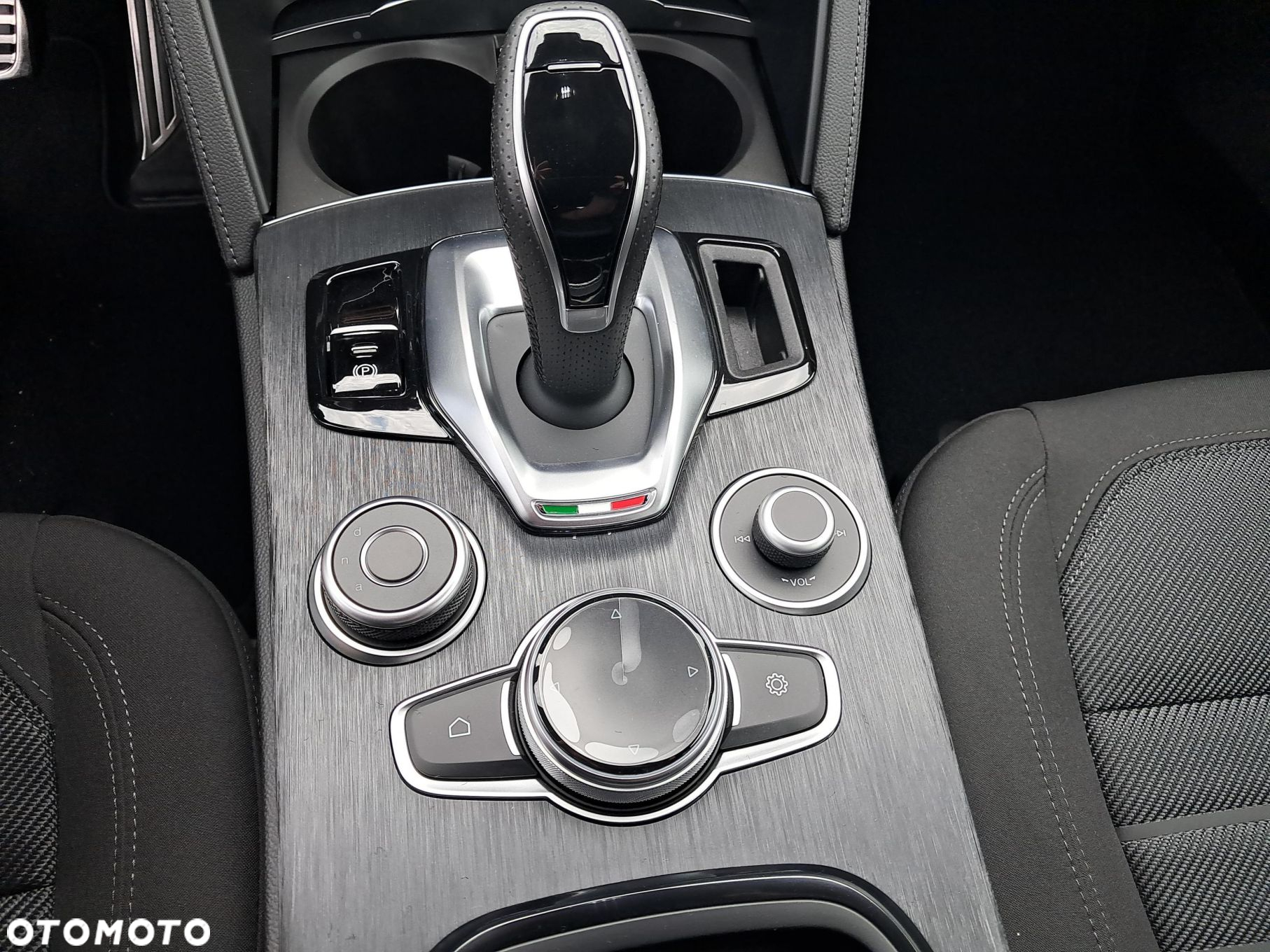 Alfa Romeo Stelvio - 12