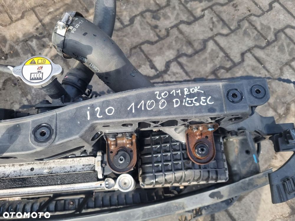 Pas przedni chłodnice Hyundai i20 I lift 1.1 CRDI - 2
