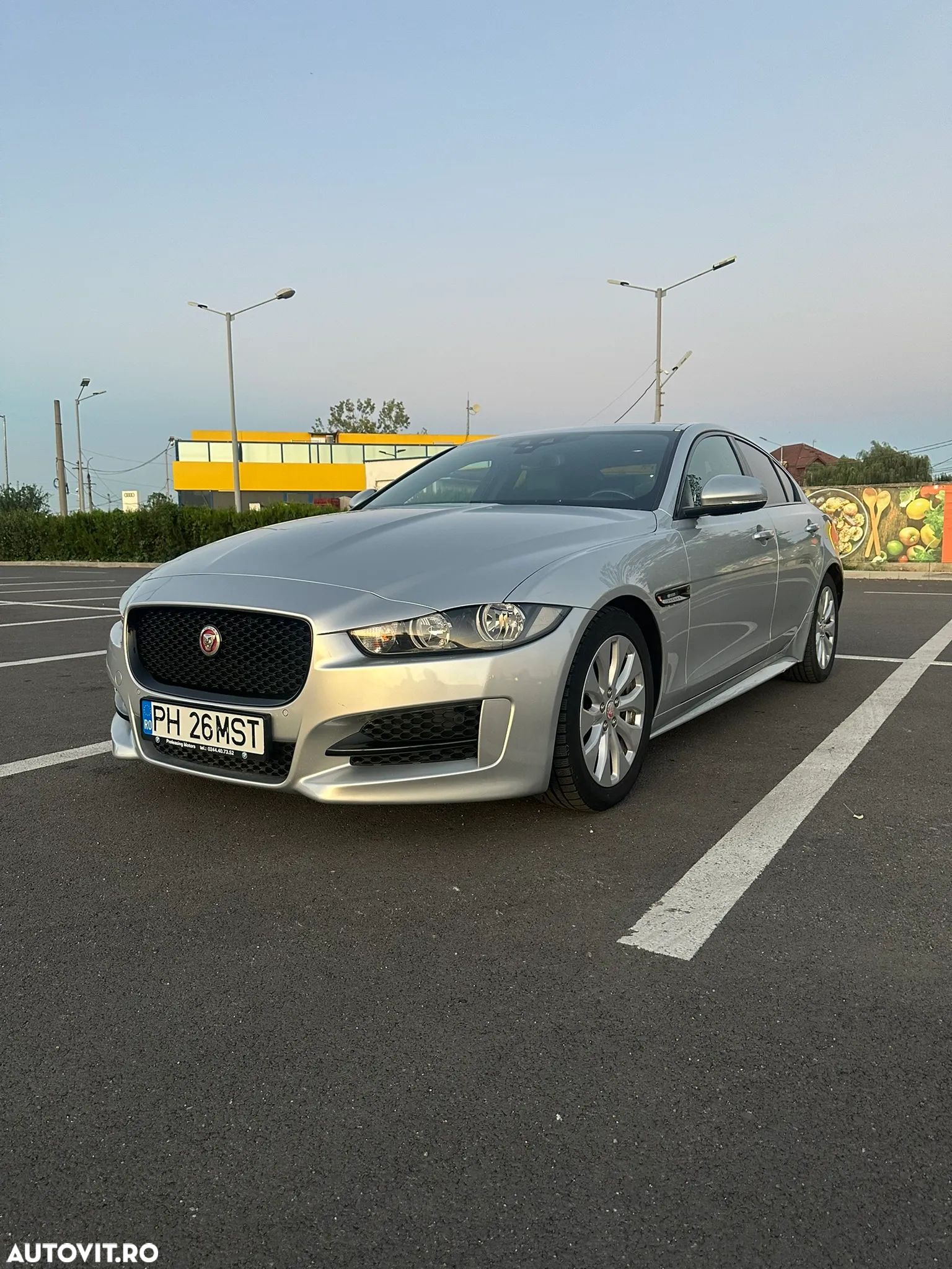 Jaguar XE 2.0 R-Sport - 1