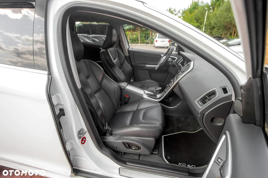 Volvo XC 60 D5 AWD Geartronic Ocean Race - 19