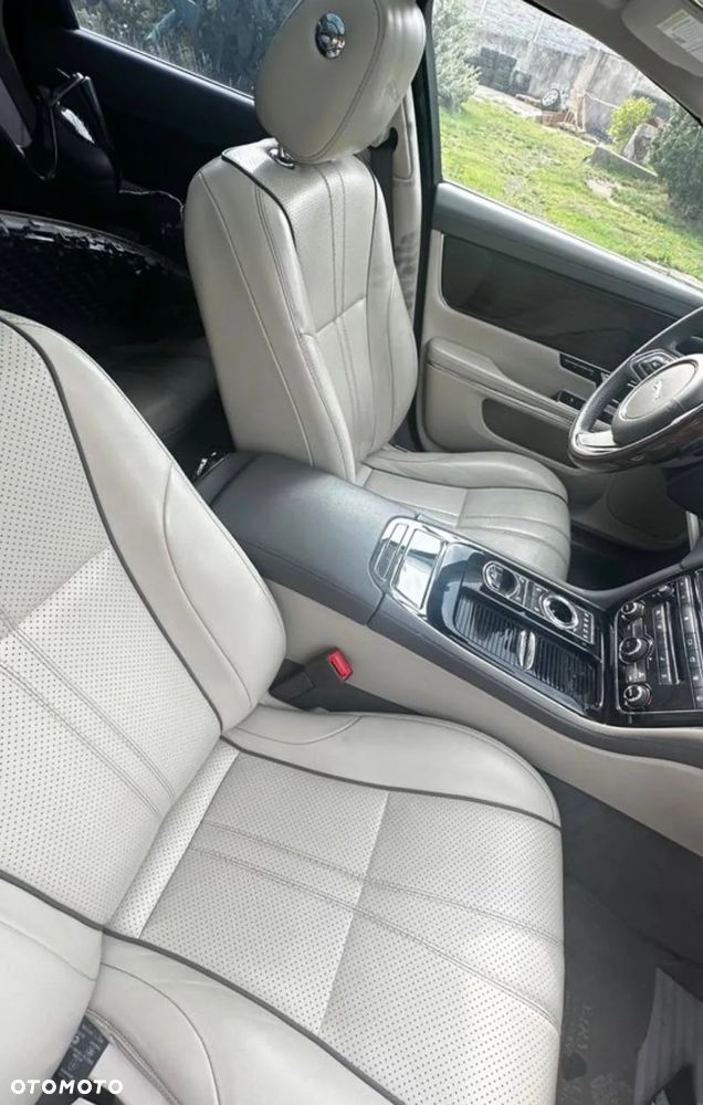 Jaguar XJ 3.0 T AWD R-Sport - 31