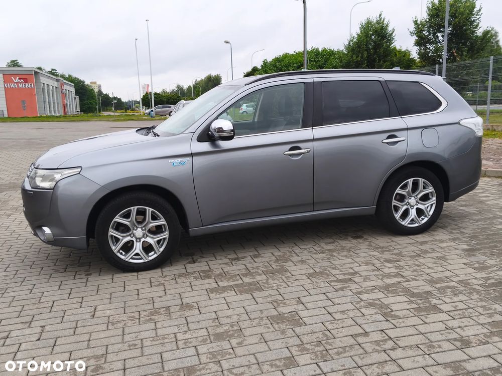 Mitsubishi Outlander Instyle NAVI + - 7