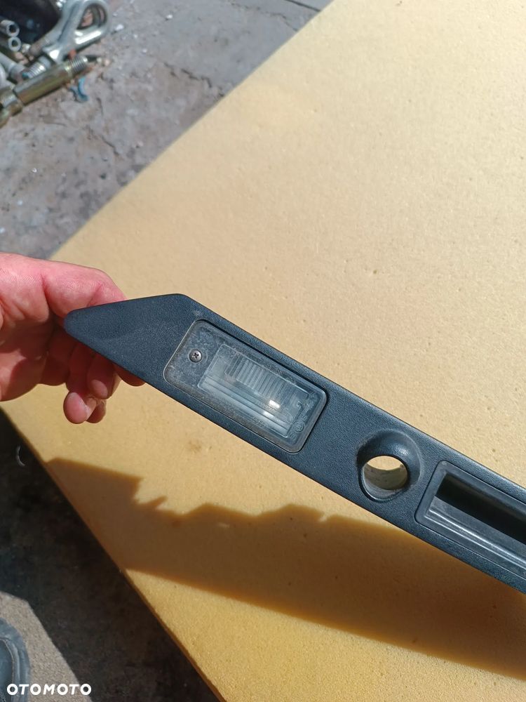 audi A8 D4 4H1 AUDI LAMPKI OŚWIETLENIE REJESTRACJI 8E0827574C LISTWA Z LAMPKAMI TYLNEJ TABLICY REJESTRACYJNEJ - 3