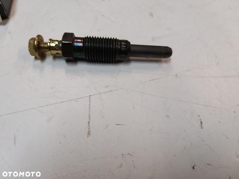 Świeca Żarowa 11v  3a - 1