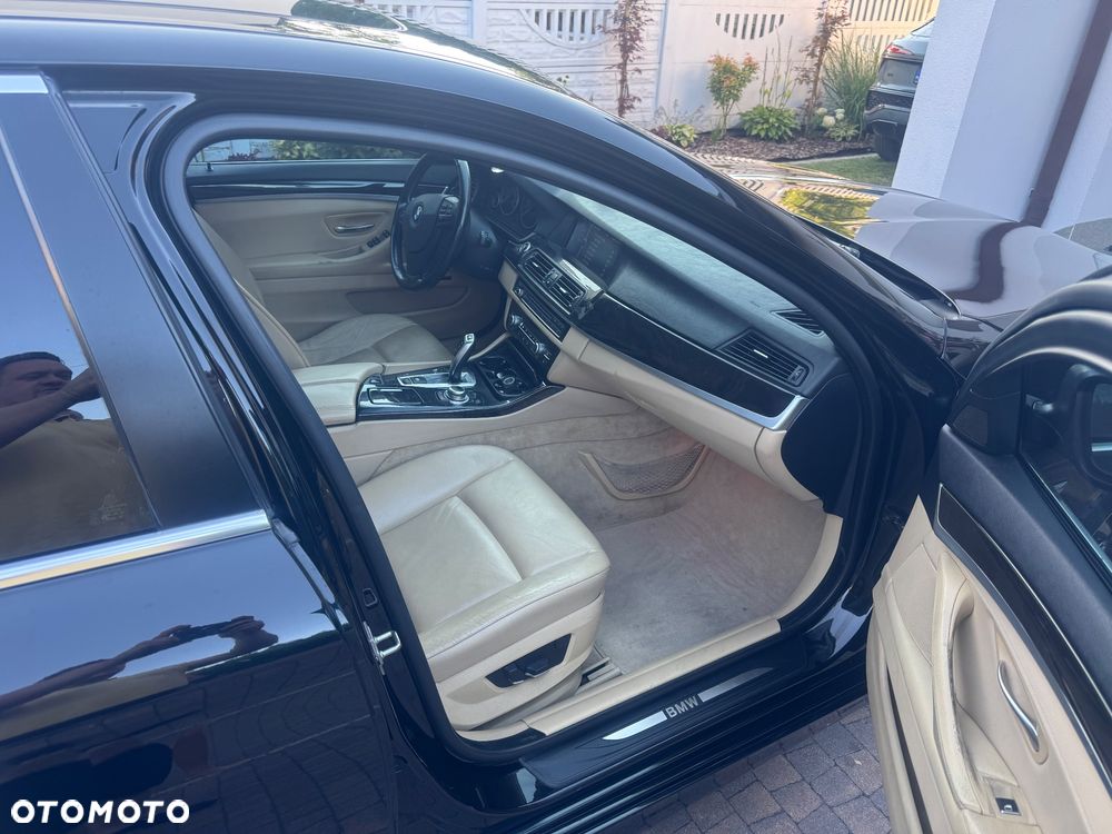 BMW Seria 5 528i xDrive - 24