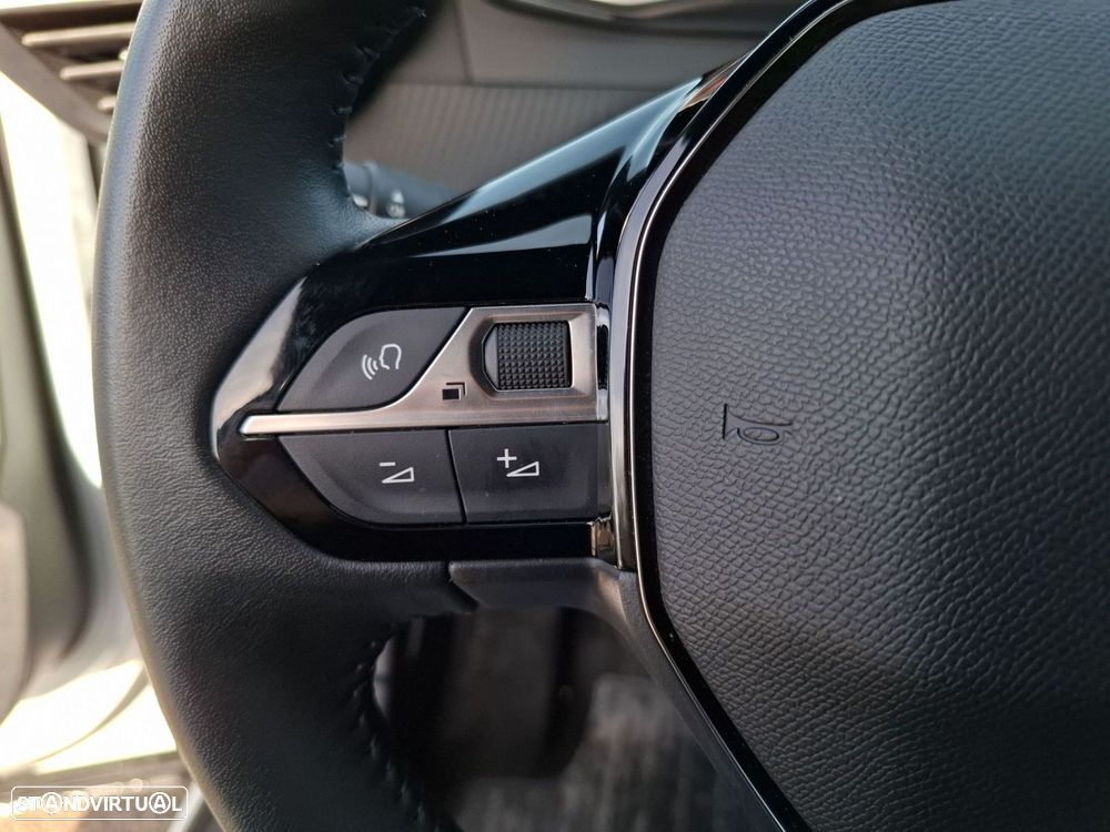 Peugeot 2008 1.2 PureTech Active — fotografia 14