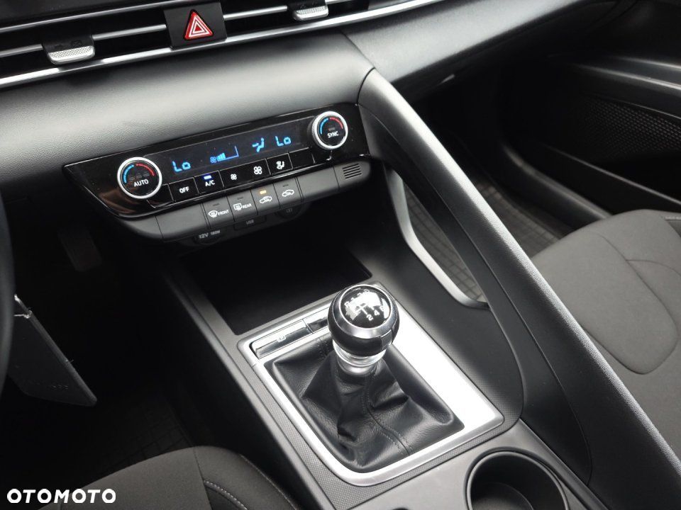 Hyundai Elantra - 16