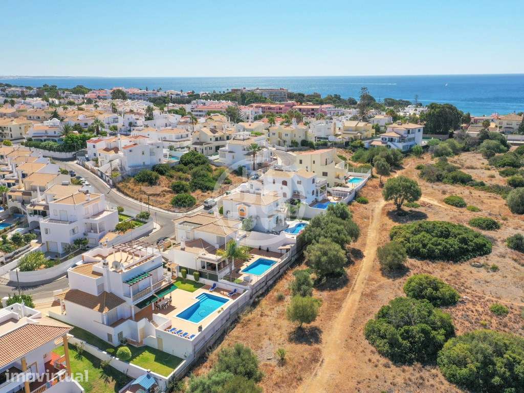 Moradia T4 com Vista Mar, Piscina e Ampla Garagem a Poucos Minutos ... - Grande imagem: 2/51