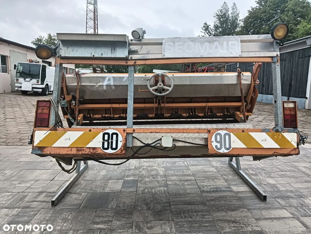 Posypywarka zawieszana Rozsypywacz grysu Rozsiewacz piasku i soli - 1