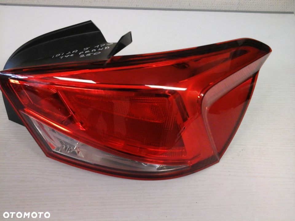 LAMPA TYLNA PRAWA SEAT IBIZA V 17- - 1