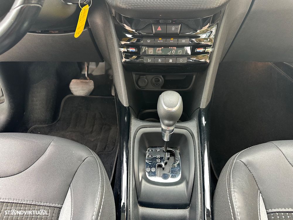 Peugeot 2008 1.2 PureTech Allure EAT6 - 21