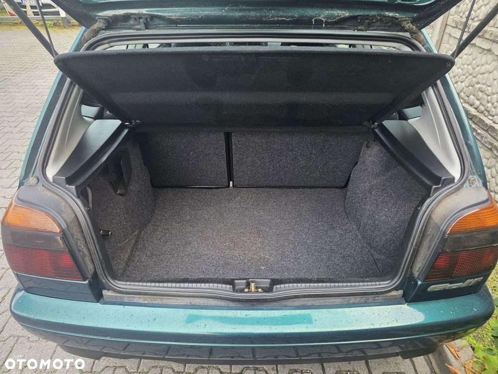 Volkswagen Golf 1.6 - 24