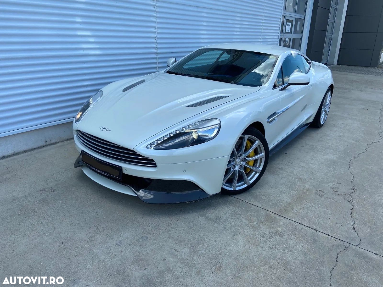 Aston Martin Vanquish - 1