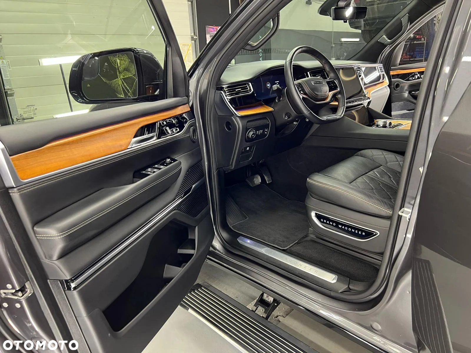 Jeep Grand Wagoneer - 10