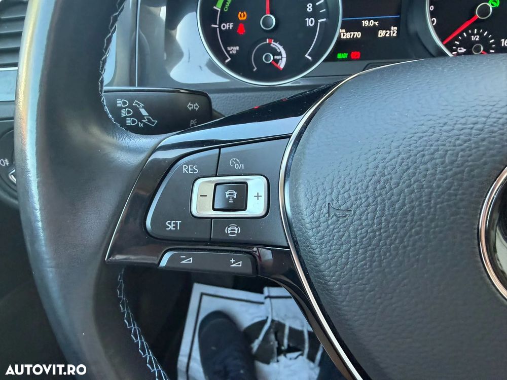 Volkswagen e-Golf - 12