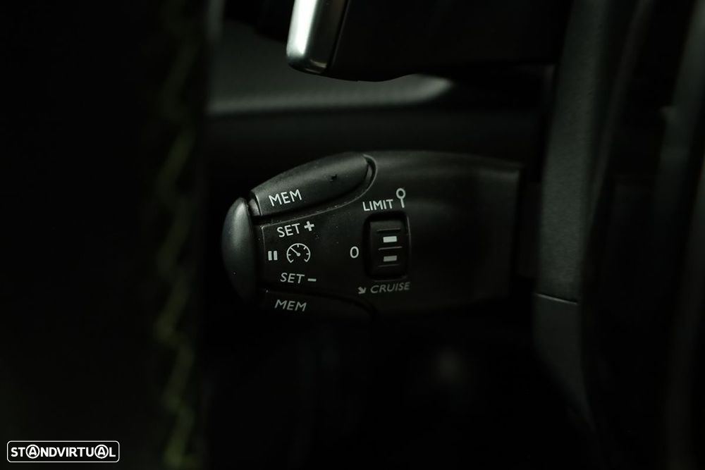 Peugeot 2008 1.2 PureTech GT EAT8 - 17