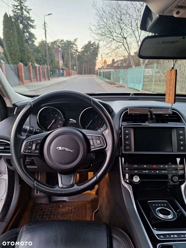 Jaguar XE 2.0 D Prestige - 9