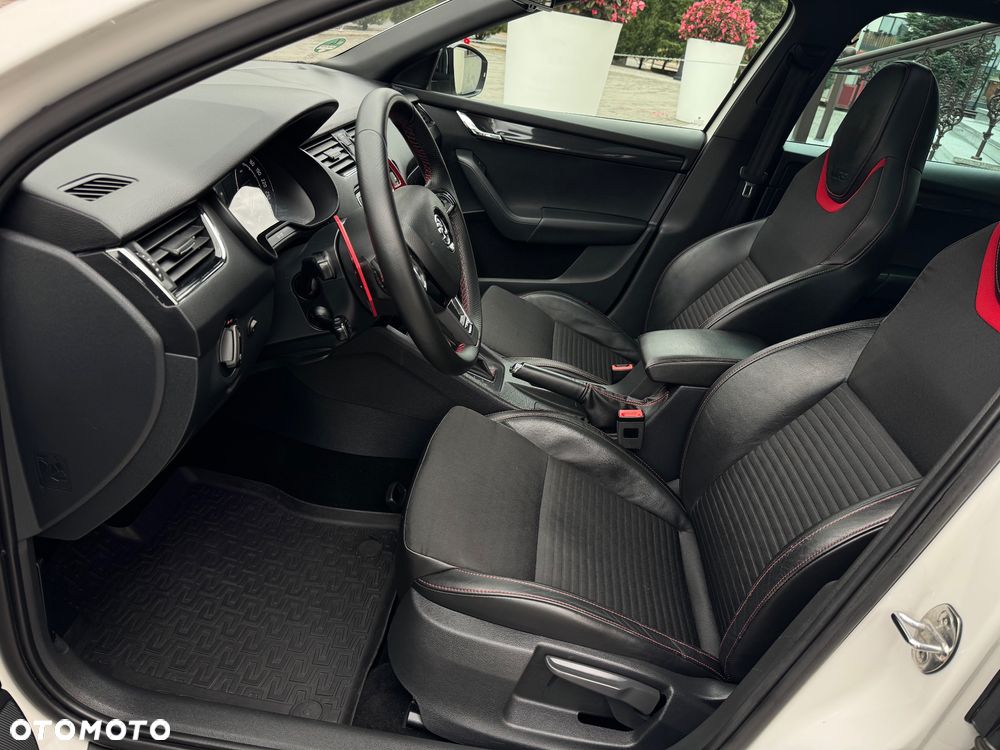 Skoda Octavia Combi 2.0 TDI DSG RS First Edition - 31