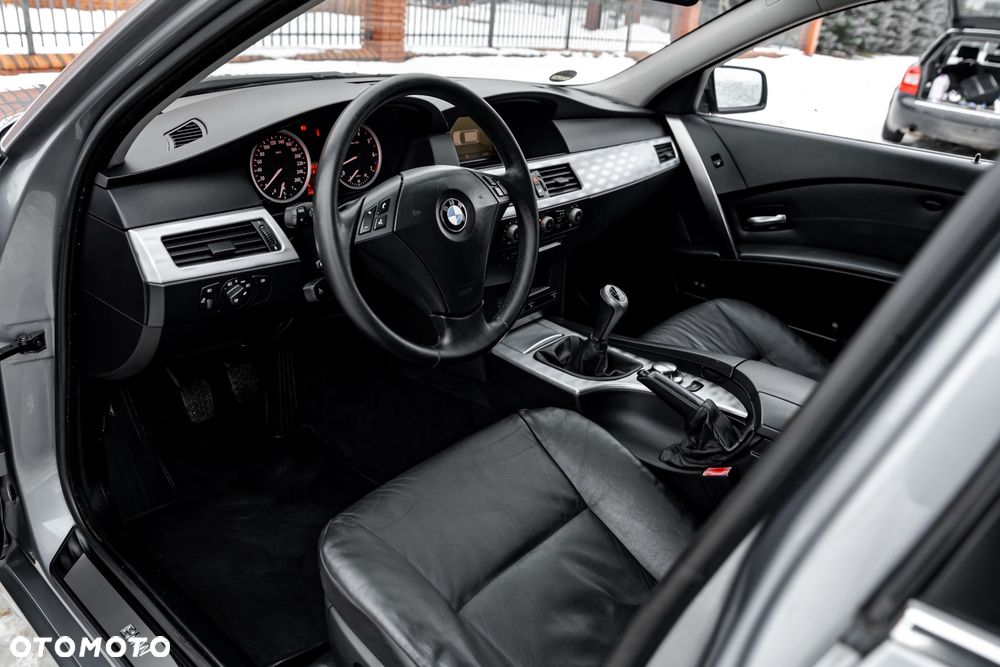 BMW Seria 5 525i Touring - 16