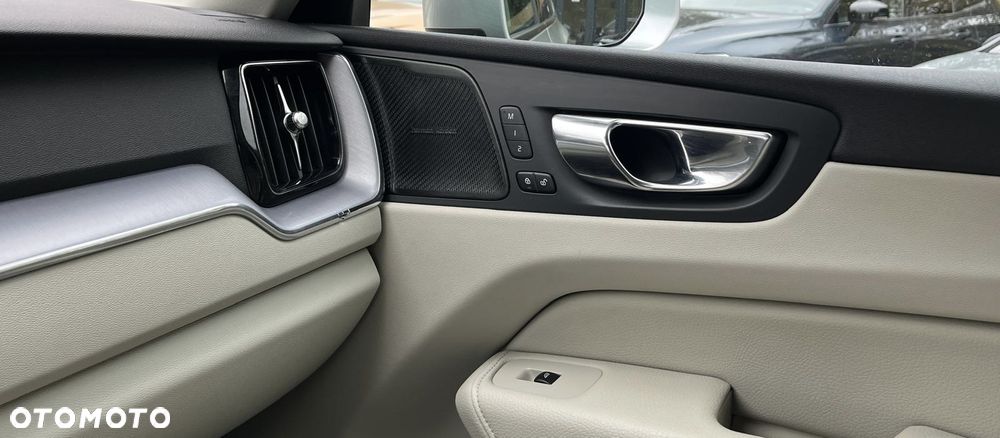 Volvo XC 60 B4 D AWD Geartronic Momentum Pro - 31