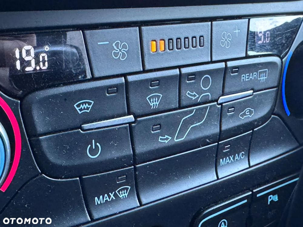 Ford Tourneo Connect Grand - 24