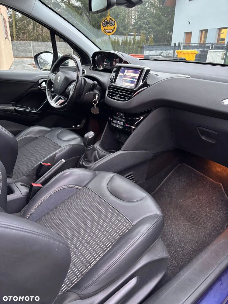Peugeot 208 - 16