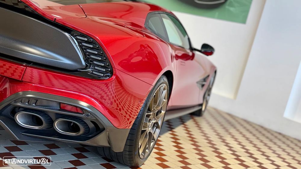 Aston Martin Vanquish V12 - 11