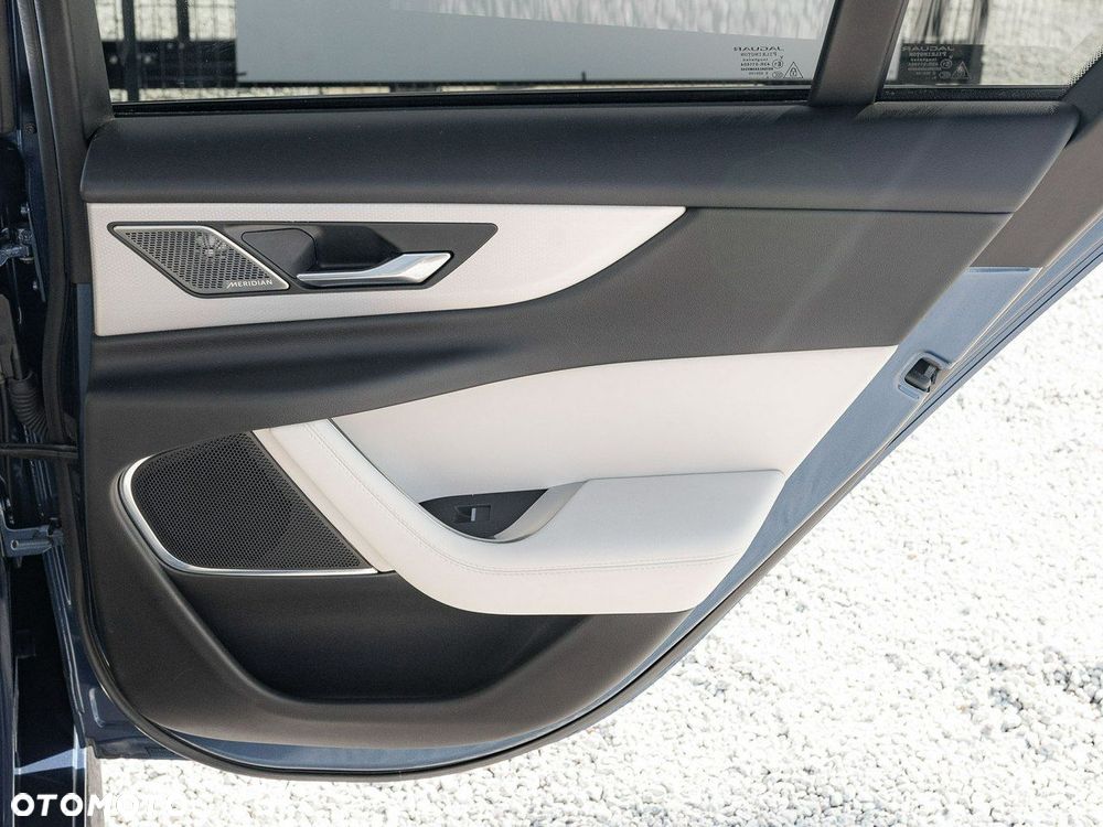 Jaguar XE 2.0 P250 R-Dynamic Black - 29