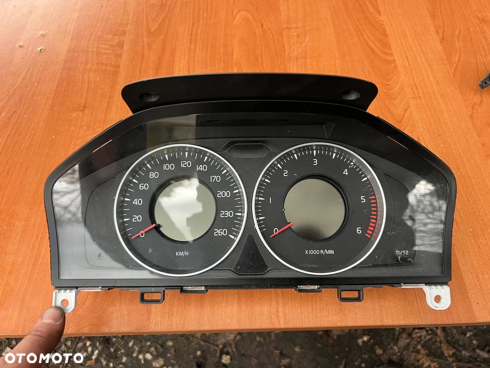 LICZNIK ZEGARY PRĘDKOŚCIOMIERZ VOLVO V60 31343323AA - 1
