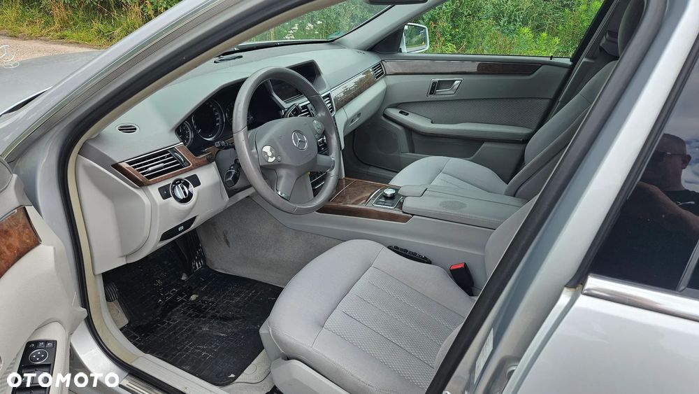 Mercedes-Benz Klasa E 300 CDI DPF BlueEFFICIENCY 7G-TRONIC Elegance - 21