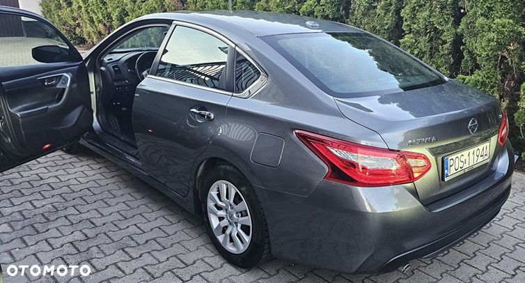 Nissan Altima - 5