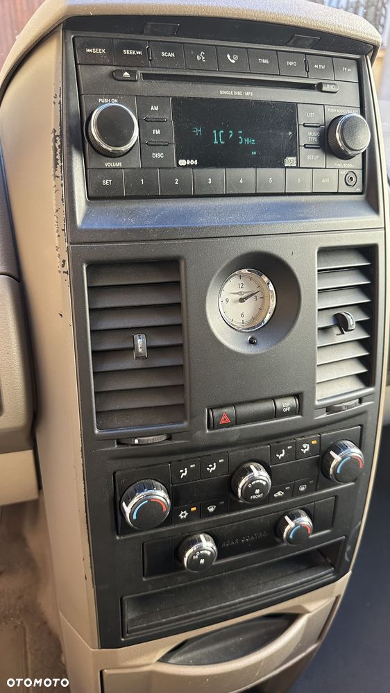 Chrysler Town & Country - 11
