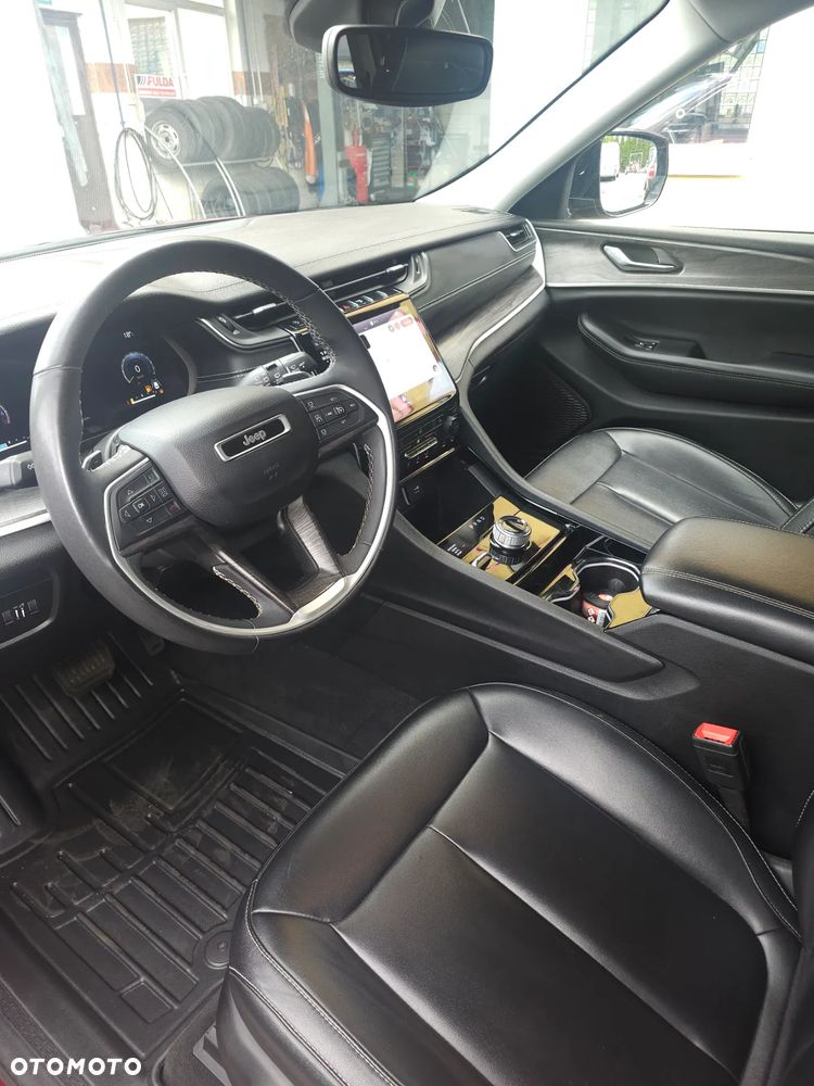 Jeep Grand Cherokee - 33