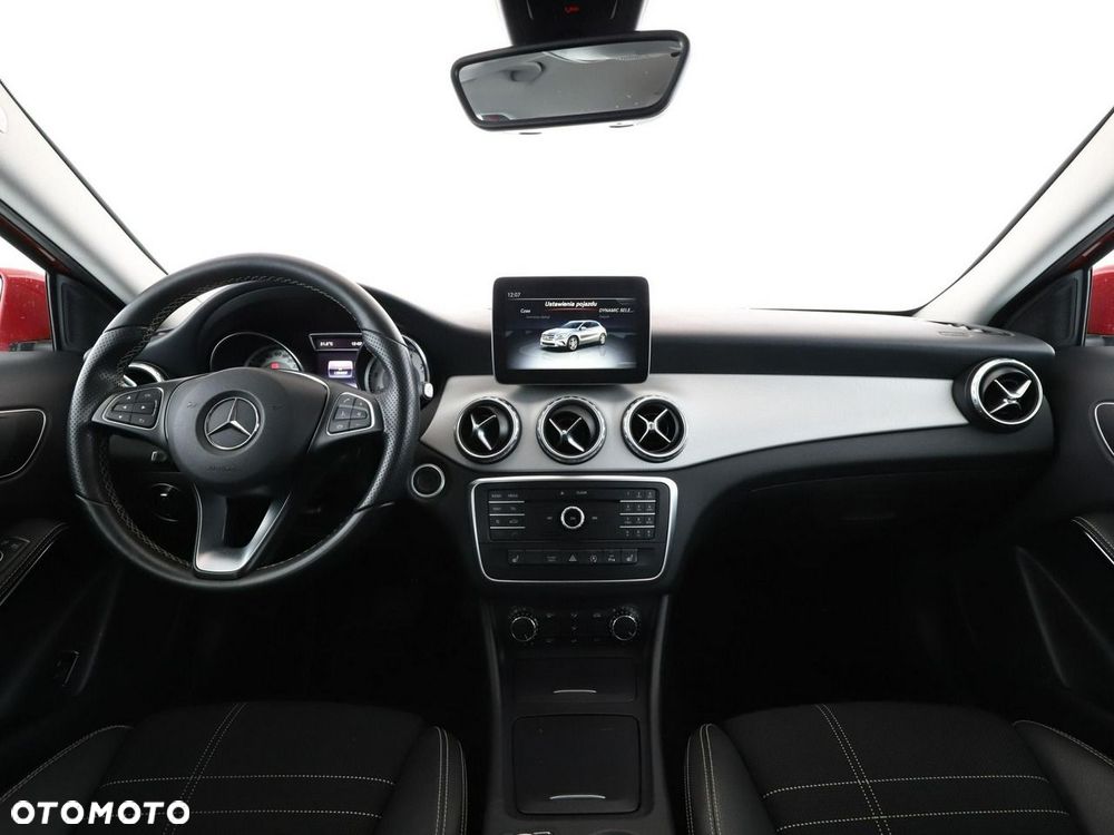 Mercedes-Benz GLA 180 7G-DCT Urban - 16
