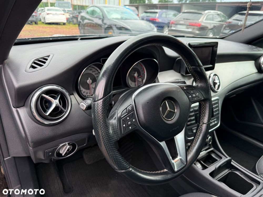Mercedes-Benz GLA 200 7G-DCT - 11