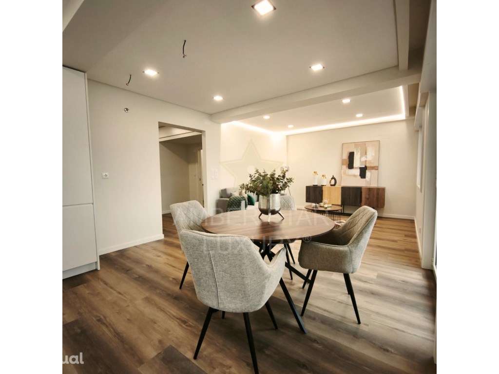 Apartamento T3 Renovado em Benfica com Excelente Luz Natural - Grande imagem: 2/18