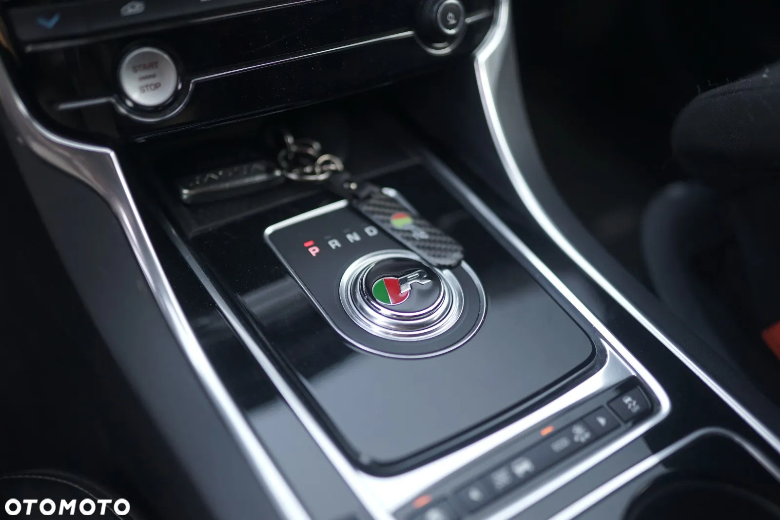 Jaguar XE - 15