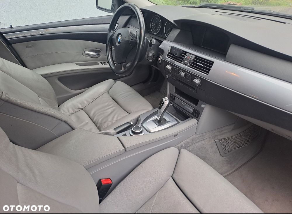 BMW Seria 5 525d xDrive - 11