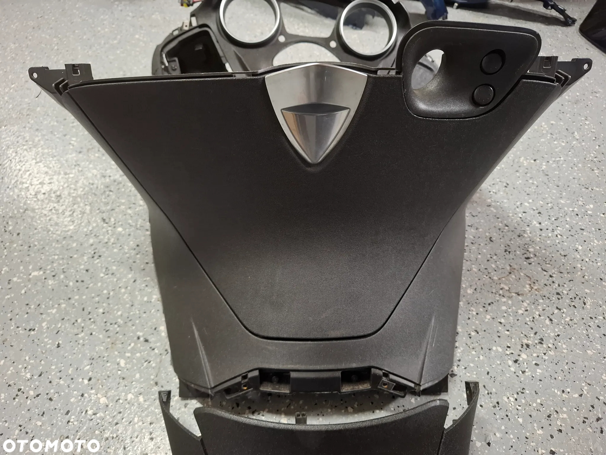 Piaggio X10 wypełnienie schowek tunel owiewka 125 350 500 - 3
