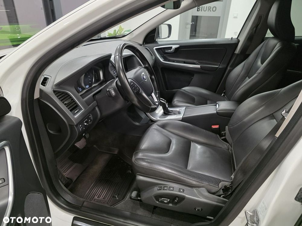 Volvo XC 60 D4 Momentum Pro - 11