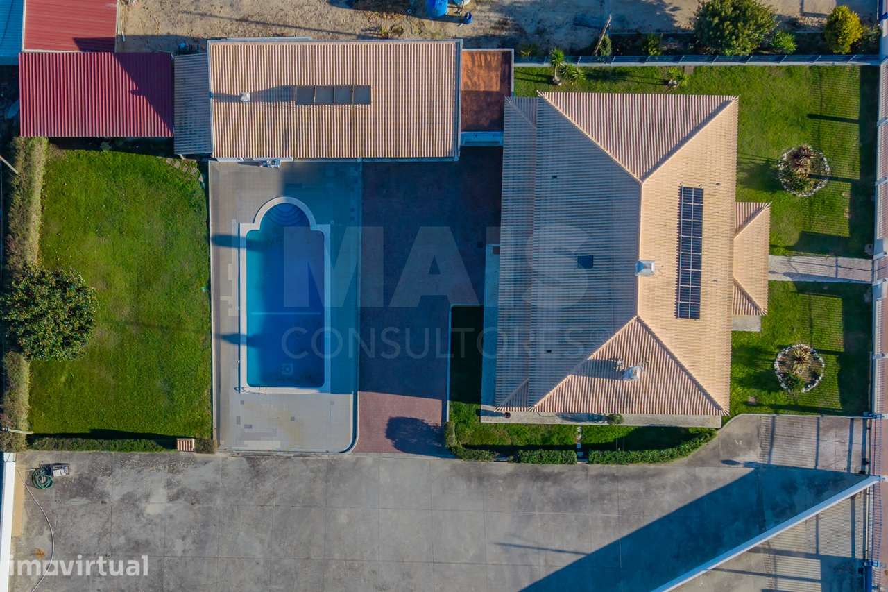 Moradia T4 com Piscina, 3 Garagens e Terreno de 3.179 m² em Almeirim - Grande imagem: 3/50