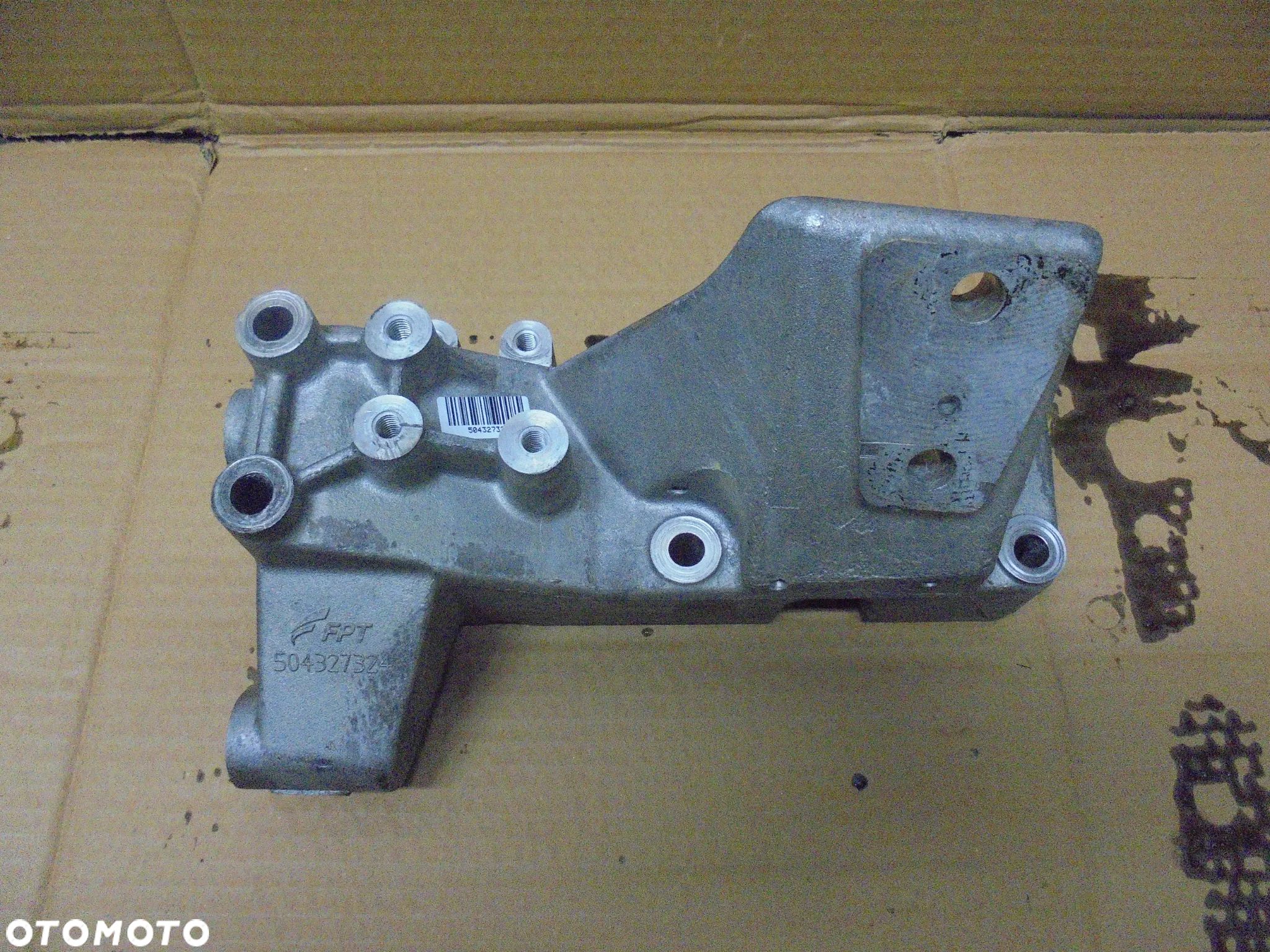 ŁAPA WSPORNIK SILNIKA IVECO 3.0 E6  504327324 / 504327322 - 1