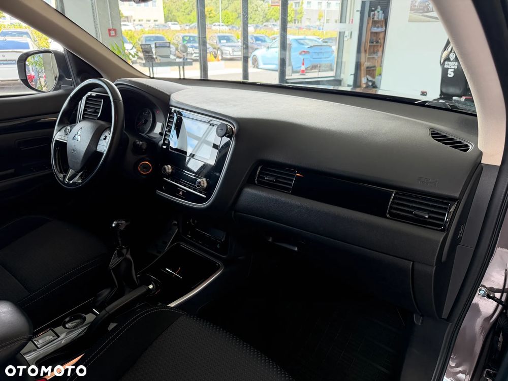 Mitsubishi Outlander 2.0 Invite + 2WD - 14